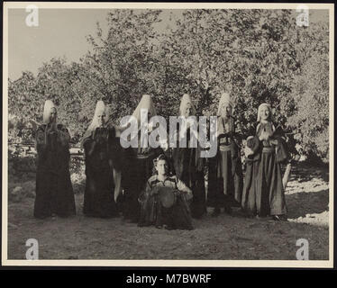 Una rievocazione della storia biblica di Ruth la Moabitess, che mostra le donne di Betlemme in copricapi tradizionali che ballano durante un matrimonio. Questa scena cattura il significato culturale e religioso della narrazione. Foto Stock