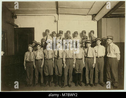 Una foto di messaggeri presso la sede principale della Postal Telegraph Company a New York. Sono vestiti in vita di una camicia, un tipico outfit estivo, che riflette le pratiche dell'azienda durante la stagione calda. Foto Stock