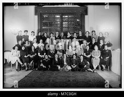 Il gruppo dell'Unione delle donne arabe ha fotografato al King David Hotel di Gerusalemme il 15 settembre 1944, riflettendo un momento storico durante la metà del XX secolo. Foto Stock
