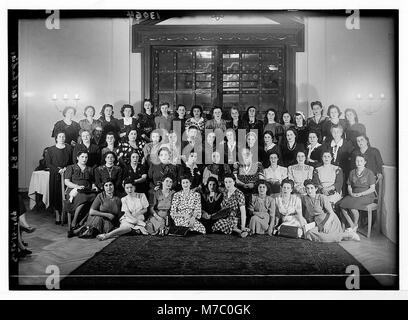 Questa foto mostra un gruppo dell'Unione delle donne arabe al King David Hotel di Gerusalemme nel 1944. L'immagine cattura il coinvolgimento delle donne nelle attività sociali e culturali durante gli anni '1940 in Medio Oriente. Foto Stock