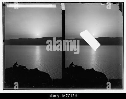 Questa fotografia mostra l'alba sul Mar morto, come visto da Jebel Usdum. L'immagine mette in risalto il suggestivo paesaggio della regione, con il sole che sorge sul vasto corpo di acqua salata. Foto Stock