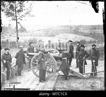 Atlanta, Ga. Gen. William T. Sherman, poggiando sulla violazione della pistola, e lo staff di Fort Federale n. 7 LOC cwpb.03383 Foto Stock