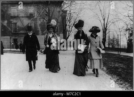 Andrew Carnegie con sua moglie Louise Whitfield Carnegie, sorella-in-legge Estelle (Stella) Whitfield e figlia Margaret, passeggiate all'aperto in inverno LCCN2002706743 Foto Stock