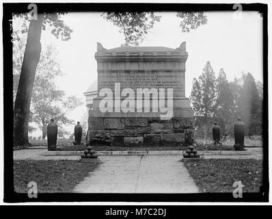 Questa immagine cattura varie vedute del cimitero nazionale di Arlington, un significativo cimitero militare in Virginia, noto per i suoi memoriali e i luoghi di riposo finali di molti soldati statunitensi. Foto Stock