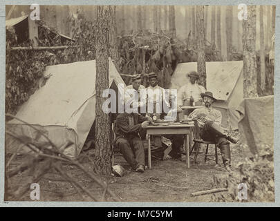 Ufficiali del 114Pennsylvania Fanteria di fronte a Pietroburgo, Va., Agosto 1864 LCCN2012645860 Foto Stock