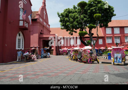 La piazza principale di Melaka - Malacca, Malesia - 2 agosto 2015: turisti sulla piazza principale della olandese-costruite città di Melaka. È stato elencato come un'UNESCO Foto Stock