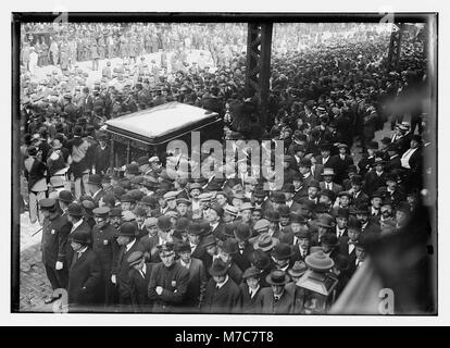 Una fotografia che documenta la processione funebre per una persona di nome Sullivan nel quartiere Bowery di New York, che riflette le usanze funebri dei primi anni del XX secolo. Foto Stock