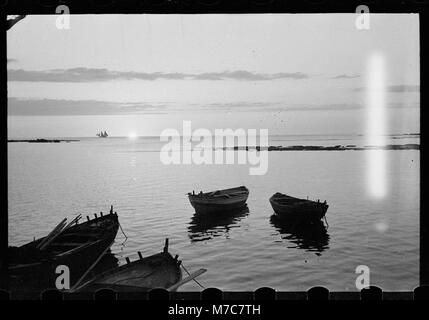 Una vista mozzafiato del tramonto dal quartiere Mina di Tripoli, Libano, catturando i colori vivaci del cielo e della costa mediterranea. Foto Stock