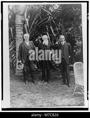 Thomas Edison, John Burroughs e Henry Ford, ritratto a figura intera, in piedi, rivolto verso la parte anteriore, a Edison della casa di Ft. Myers, Florida LCCN2002706891 Foto Stock