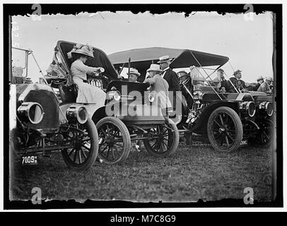 Una fotografia storica dei voli dei fratelli Wright a Fort Myer, Virginia, nel luglio 1909, con spettatori di spicco tra cui la signora Longworth, il segretario Knox e il segretario Nagle. L'immagine cattura un momento cruciale nella storia dell'aviazione. Foto Stock