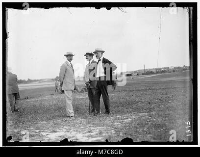 Voli Wright. Gli spettatori. MEYER, GEORGE VON L., segretario della Marina Militare, 1909-1913; BACON, ROBERT, SEGRETARIO DI STATO, 1909; ambasciatore di Francia, 1909-1912; LODGE, HENRY CABOT, REP. Da LCCN2016863797 Foto Stock