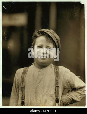 Donald Mallick, ("felice'), 203 King Street. 9 anni di età, vendita di quotidiani di 5 anni. Guadagno medio 35 centesimi di euro a settimana. Vende dalla scelta. Padre, rivetto driver, $20 settimanale. 'Felice' è ben LOC cph.3b03533 Foto Stock