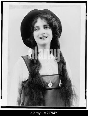 Dorothy Bernard, mezza lunghezza verticale, in costume del ponticello, cappello e trecce LCCN2002695171 Foto Stock