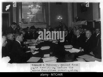 Edward L. Doheny, un magnate del petrolio, è raffigurato testimoniare davanti alla commissione del Senato degli Stati Uniti d'America che indaga sullo scandalo Teapot Dome, una grande controversia politica e finanziaria degli anni '1920 Foto Stock