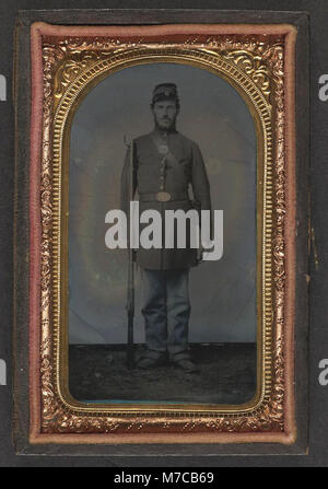 Questa fotografia mostra un soldato unionista non identificato che indossa un camice e un cappello da foraggio, tenendo in mano un moschetto a baionetta, che riflette l'uniforme dell'epoca della guerra di secessione americana. Foto Stock