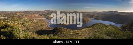 Panoramica aerea Vista panoramica del Lago Hodges Eastern San Diego County North Inland dalla cima del Bernardo Mountain Peak a Poway California Foto Stock