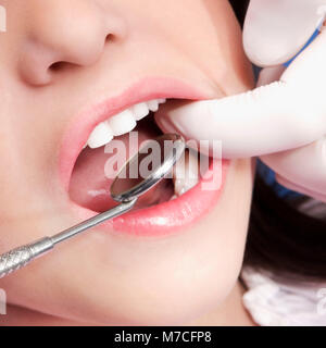 Dentista esaminando una ragazza i denti Foto Stock