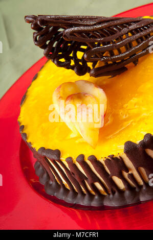 Close-up di cioccolato guarnire il flan di Limone dolce Foto Stock