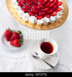 Angolo di alta vista di meringa alla fragola servita con una tazza di caffè Foto Stock