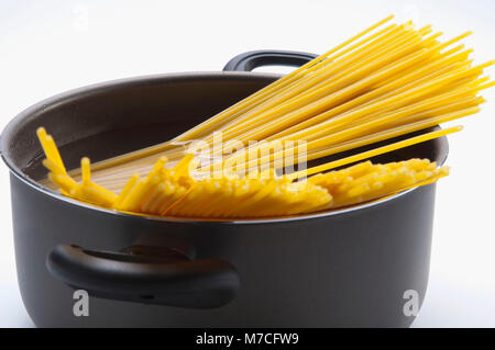 Close-up di spaghetti non cotte in acqua Foto Stock