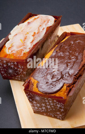 Angolo di alta vista di cioccolato e vaniglia e rabboccato pound torte Foto Stock