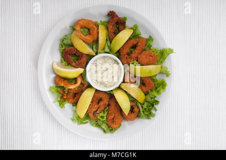 Angolo di alta vista di mollica calamari fritti Foto Stock