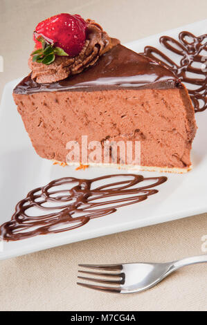 Mousse al cioccolato torta con topping di fragole Foto Stock