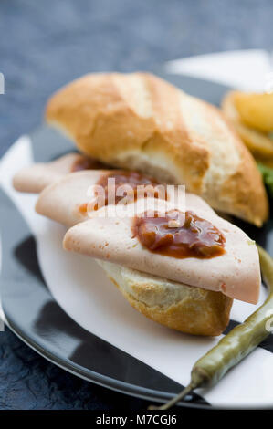 Close-up di un salame e sandwich di salsa Foto Stock