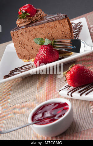 Mousse al cioccolato torta servito con fragole Foto Stock