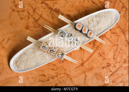 Close-up di vari sushi su bacchette Foto Stock