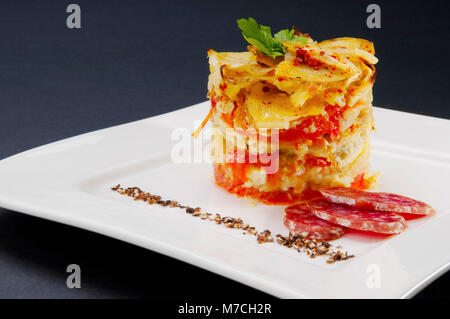 Close-up di una fetta di lasagne con salame Foto Stock