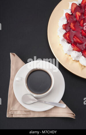 Angolo di alta vista di fragola meringa con una tazza di caffè Foto Stock