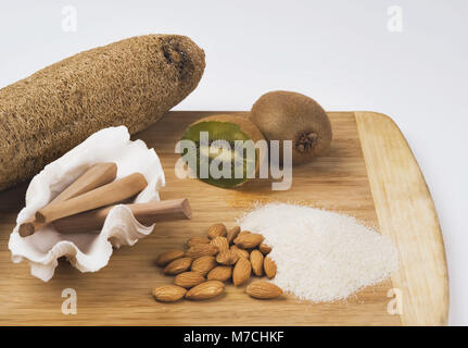 Close-up di loofah con kiwi e sandalo Foto Stock