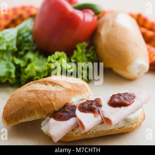 Close-up di un salame e sandwich di salsa Foto Stock