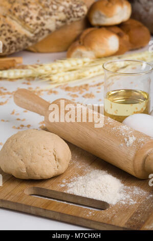 Uovo e la pasta con il mattarello sul tagliere Foto Stock