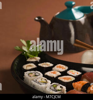 Close-up di vari sushi in un piatto Foto Stock
