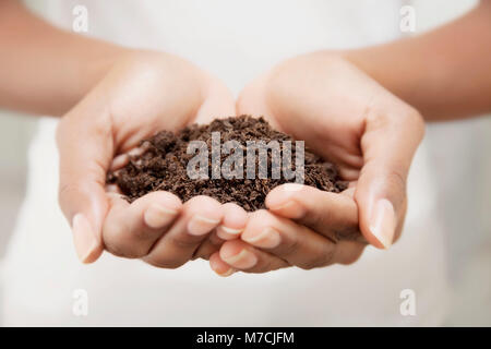 Close-up di una donna di mani coppettazione terreno Foto Stock