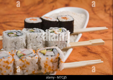 Close-up di vari sushi su bacchette Foto Stock