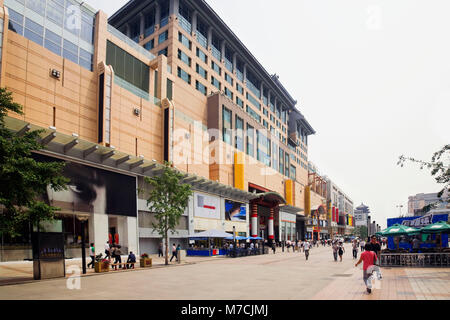 Cina, Pechino, Wang Fu Jing Street, scene di strada Foto Stock