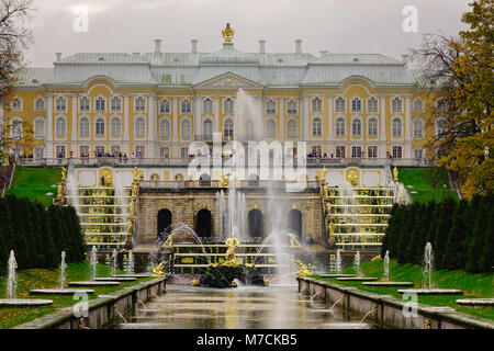 Saint Petersburg, Russia - Ott 9, 2016. Facciata di Peterhof Palace a San Pietroburgo, Russia. Foto Stock