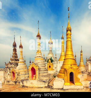 Tempio buddista Thaung Tho sul Lago Inle. Myanmar. Foto Stock