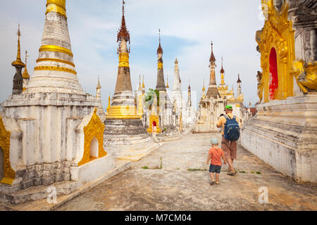 Famiglia visitando il Tempio buddista Thaung Tho sul Lago Inle. Myanmar. Foto Stock