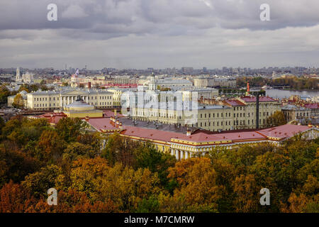 Vecchi edifici situati a San Pietroburgo, Russia. Situato sul fiume Neva, San Pietroburgo è stata fondata dello Zar Pietro il Grande 1703. Foto Stock
