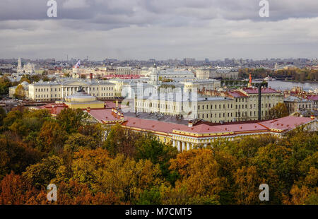 Vecchi edifici situati in centro a San Pietroburgo, Russia. Situato sul fiume Neva, San Pietroburgo è stata fondata dello Zar Pietro il Grande 1703. Foto Stock