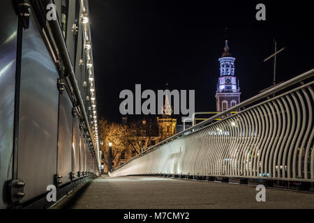 Bassa vista sul Nieuwe Toren e il municipio vecchio a Kampen dal footwalk lungo la Stadsbrug di notte Foto Stock