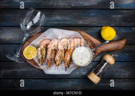 Grigliata di gamberi o langoustine con salsa bianca e limone. Foto Stock