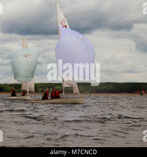 Regata a serbatoio di Kharkov 2017 Barca a vela si sposta sulle onde di una giornata di vento contro una nuvola sfondo cielo Foto Stock