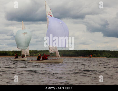 Regata a serbatoio di Kharkov 2017 Barca a vela si sposta sulle onde di una giornata di vento contro una nuvola sfondo cielo Foto Stock