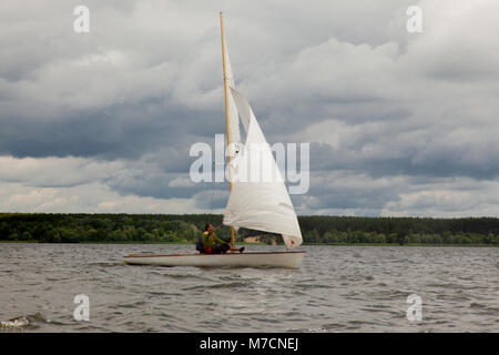 Regata a serbatoio di Kharkov 2017 Barca a vela si sposta sulle onde di una giornata di vento contro una nuvola sfondo cielo Foto Stock