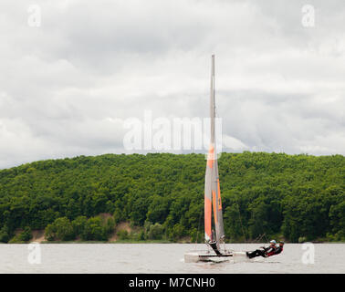 Regata a serbatoio di Kharkov 2017 Barca a vela si sposta sulle onde di una giornata di vento contro una nuvola sfondo cielo Foto Stock